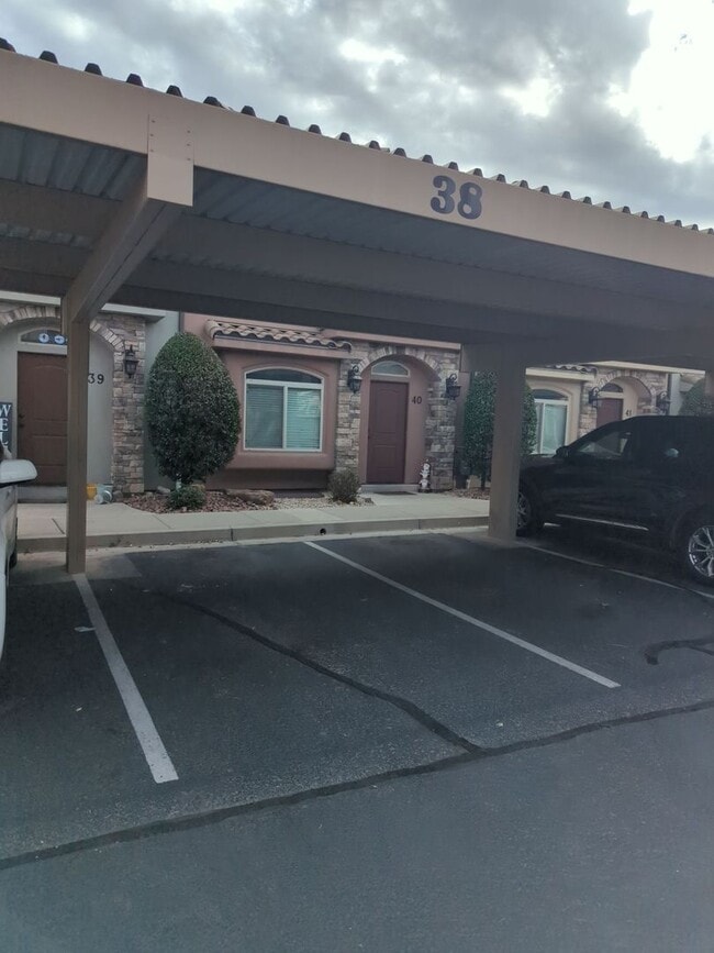 Building Photo - Pet Friendly! Spacious 4 Bedroom Townhome!