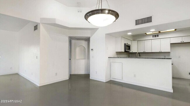 Building Photo - 574 Duchess Dr