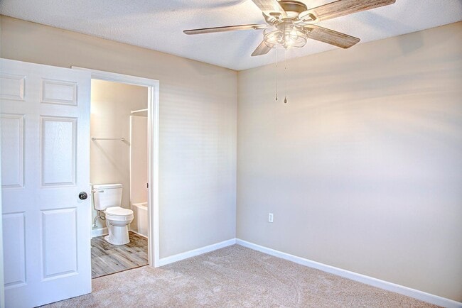 Building Photo - Two bedroom 2 bath apartment available