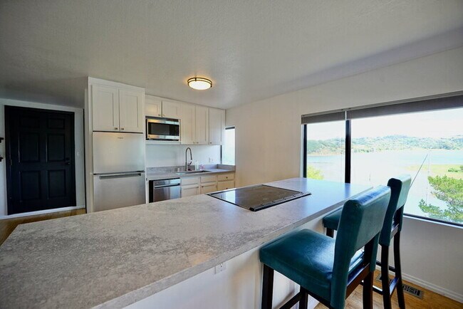 Building Photo - 315 E Strawberry Dr