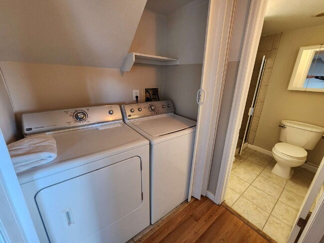 Building Photo - Beautiful 3 Bedroom Home In Great Neighborhood!