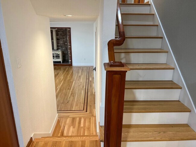Building Photo - CUSTOM 3BD 2.5BA HARDWOOD FLOORS THROUGHOUT