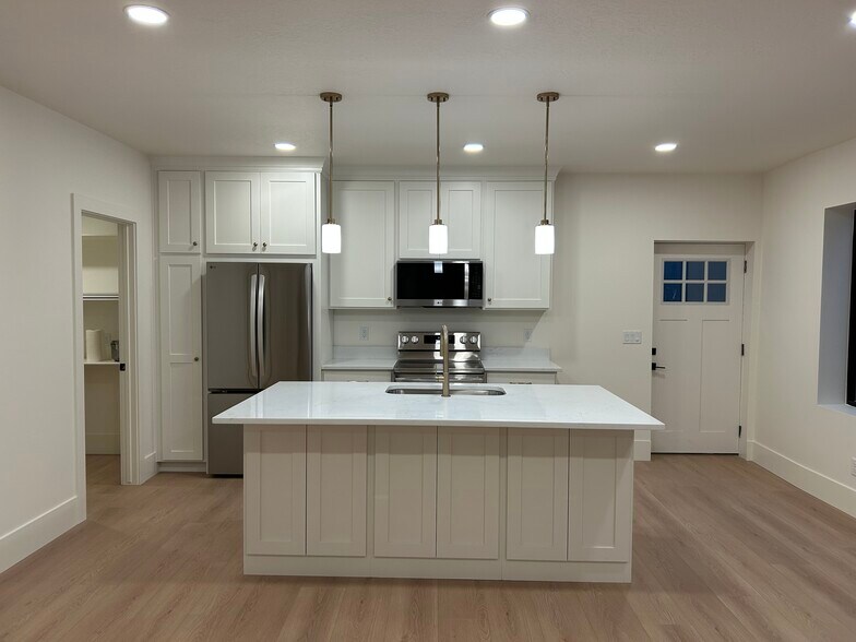 Kitchen - 2621 W Aurora Ave