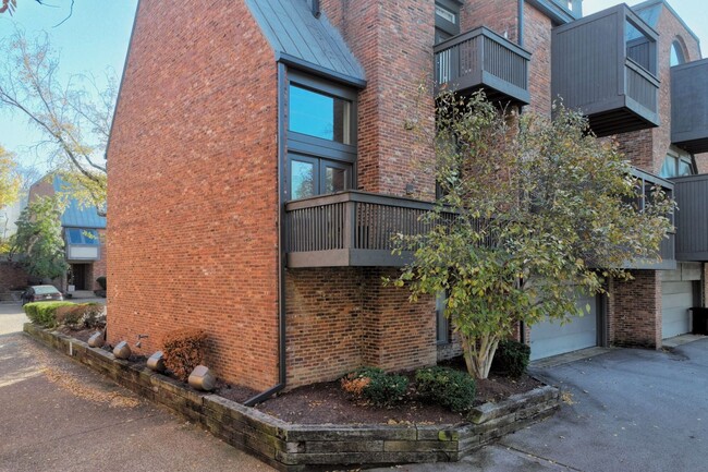 Building Photo - **PERFECTLY SITUATED TOWNHOME IN GREEN HIL...