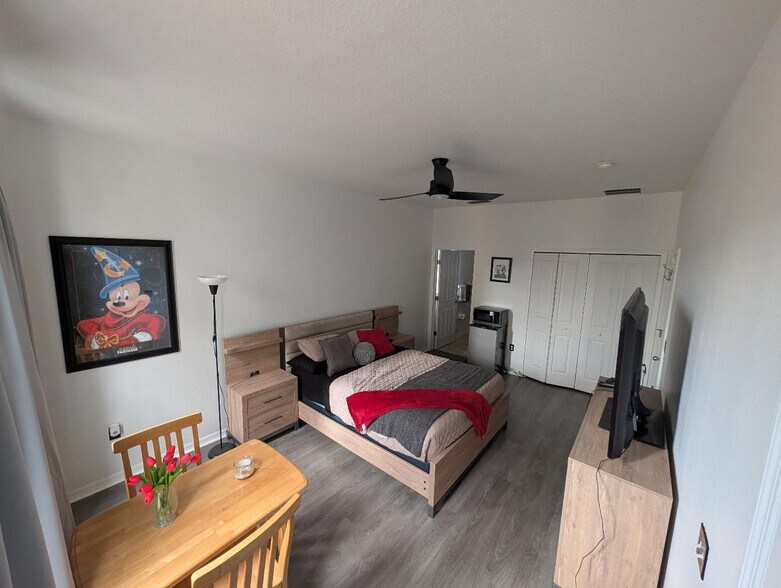 Primary Photo - 326 Monroe Cir