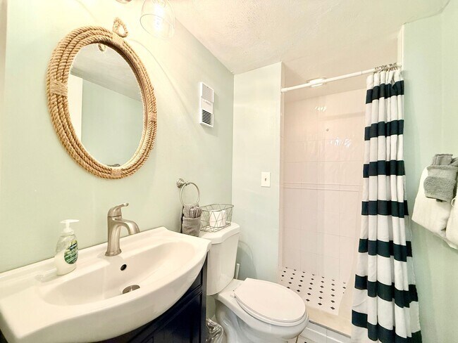 Building Photo - Coastal comfort awaits in this furnished 2Bedrooms / 2Baths condo in Daytona Beach!