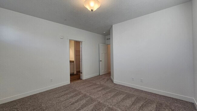 Building Photo - 13687 S Hanley Ln