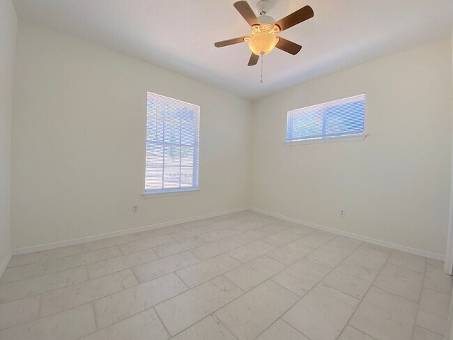 Building Photo - Northeast El Paso 3 Bed Refrig A/C
