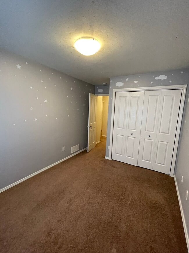 Building Photo - Three bedroom located near JBER