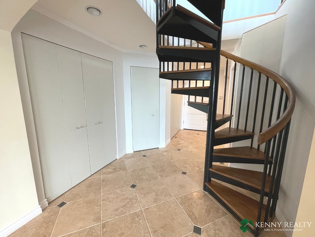 Building Photo - Large Five Bedroom, Three Bathroom with In...