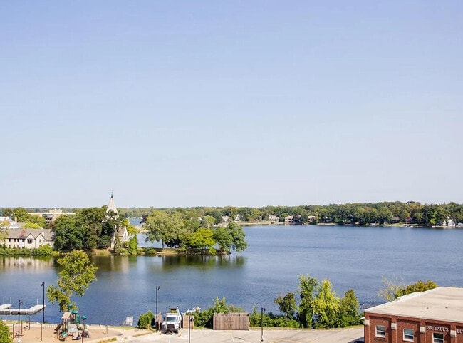 Building Photo - 215 E Pleasant St