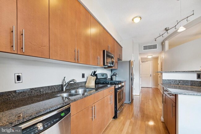 Building Photo - 1390 Kenyon St NW