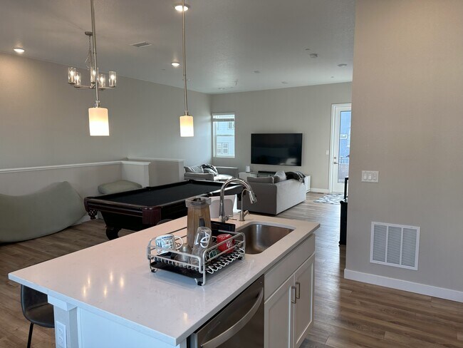 Building Photo - 1566 W 67th Dr