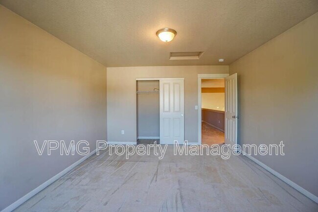 Building Photo - 8019 NE 61st St