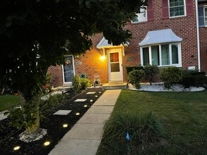 Building Photo - 136 Lampeter Ct