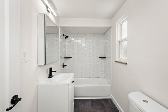 Building Photo - AVAILABLE JULY 1ST!! Don't miss this STUNNING 3 BEDROOM IN MCCANDLESS!!