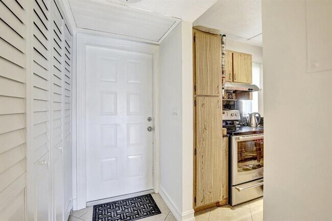Building Photo - 9949 Twin Lakes Dr