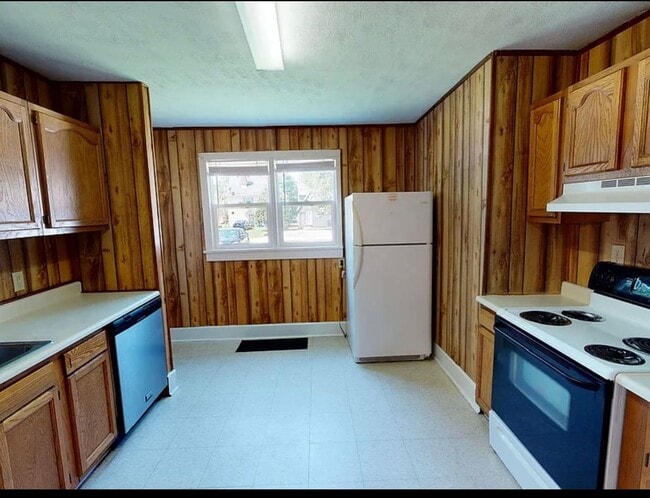 Building Photo - 3 bedroom 1.5 bath house - Now available for the 2026/2027 lease term!