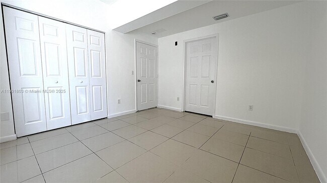 Building Photo - 909 SW 15th Ave