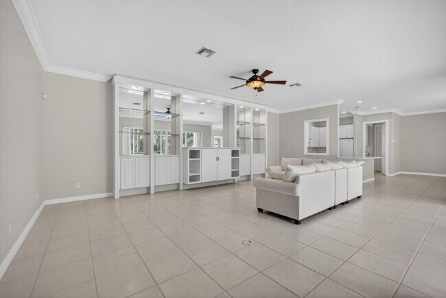 Building Photo - 121 Savona Dr