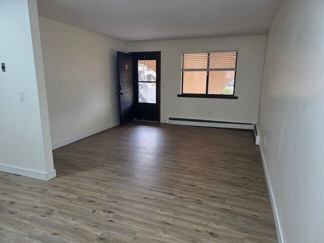 Building Photo - Remodeled 2 Bedroom, 1 Bathroom Apartment- Close to shopping!