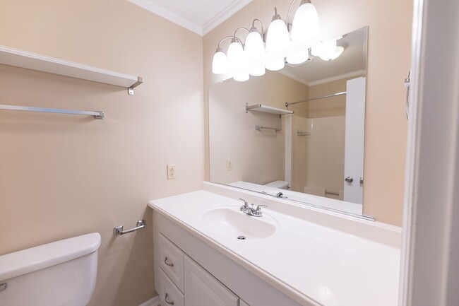 Building Photo - Charming 2 BD, 2.5 BA Townhome w/ a Community Pool in a Prime Winston Location