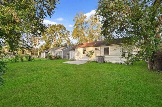 Building Photo - 9306 Chesterfield Dr