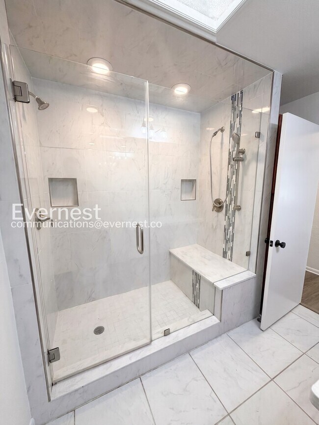 Building Photo - 4 Bed/2.5 Bath Home with Detached Garage / Available Now!