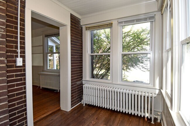 Building Photo - Nestled in the highly desirable Aurora Hills community.