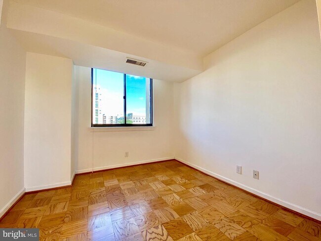 Building Photo - 3800 Fairfax Dr