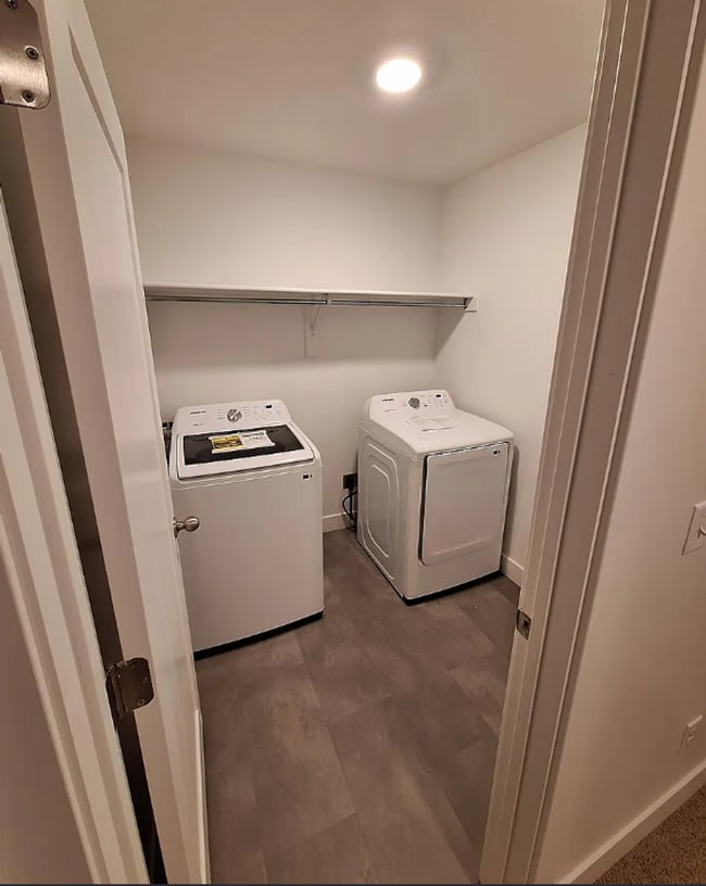 Building Photo - 4 bedroom/2.5 bathroom Townhome in Eagle Mountain