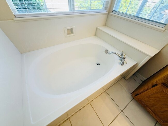 Building Photo - Beautiful 3 Bed 2.5 Bath Santa Clara Townh...