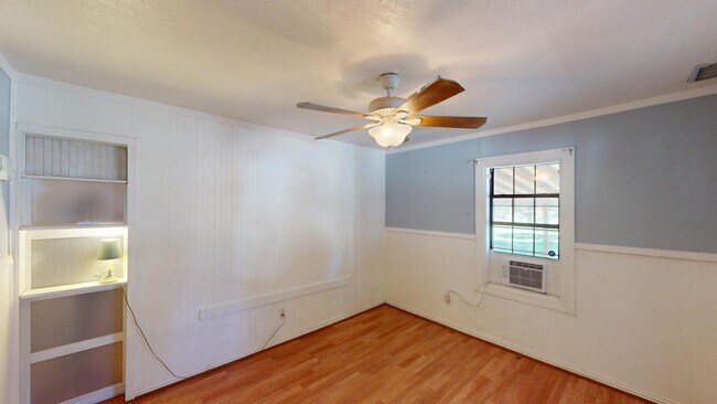 Building Photo - 605 Encino St
