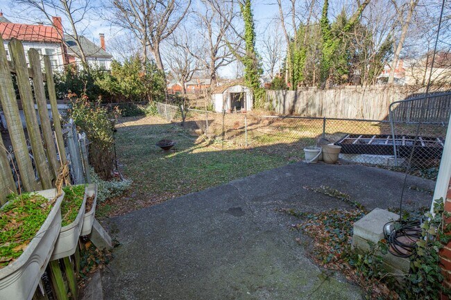 Building Photo - 2 Bedroom, 1.5 Bath, Duplex in Historic Martinsburg, WV