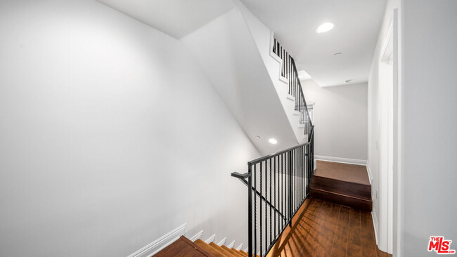 Building Photo - 1529 S Beverly Dr
