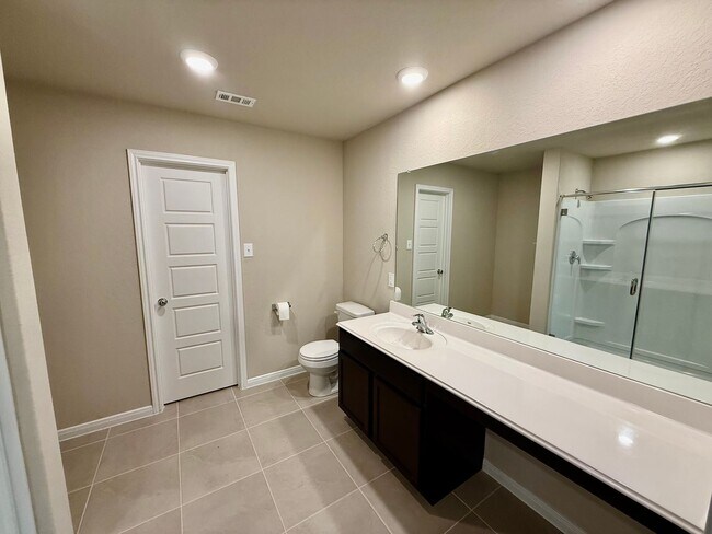 Building Photo - Modern Comfort and Stylish Living