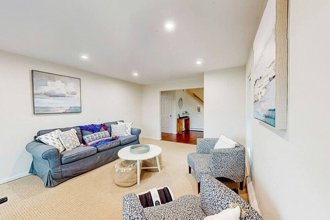Building Photo - Large 5Br 3 1/2Ba Modern Home in Falmouth ...