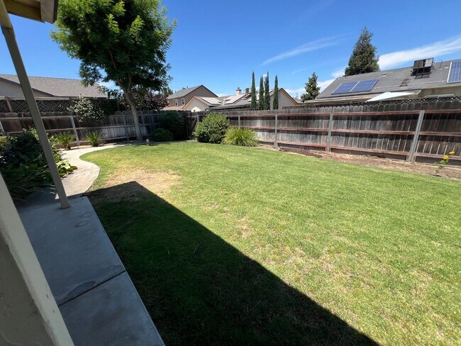 Building Photo - 623 W Meadow Ln