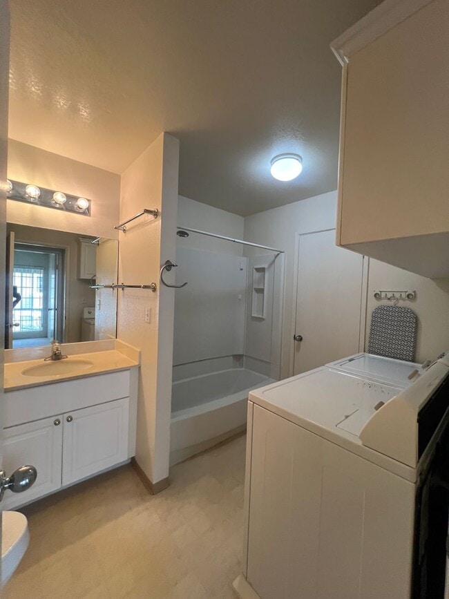 Building Photo - Very nice 2 bedroom, 1 bath unit with 2 pa...