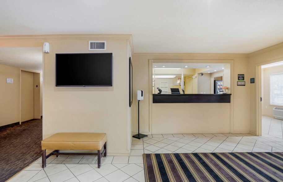 Building Photo - Furnished Studio-Memphis - Poplar Avenue