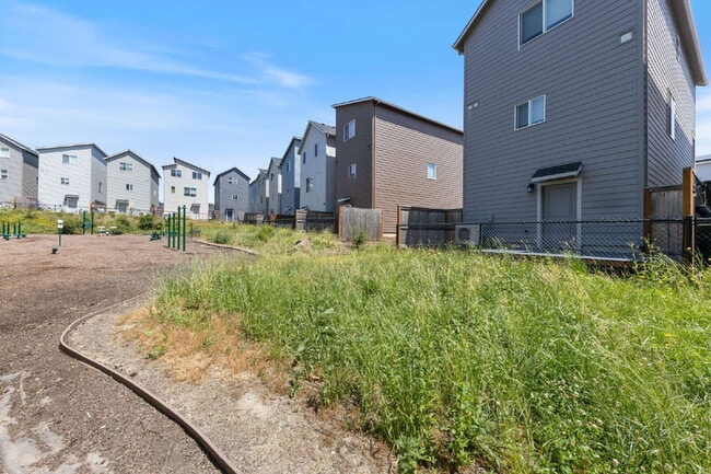 Building Photo - Charming 2-Bed with 2.5 Baths in Newberg