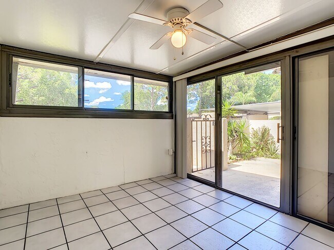 Building Photo - RARE 3 BEDROOM/ 2 BATH IN THE HIGHLY DESIR...