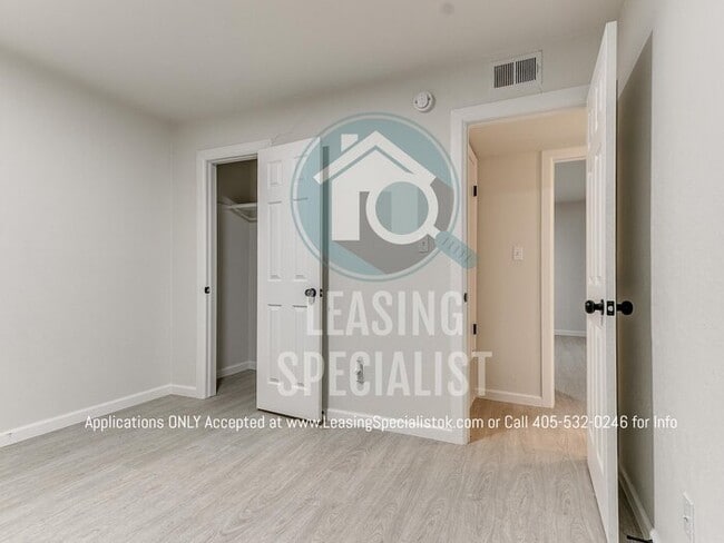 Building Photo - Adorable Norman 3 Bed 1.5 Bath House!