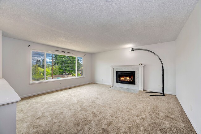 Building Photo - Lynnwood Split Level