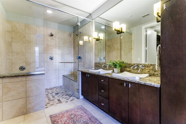 Building Photo - 2950 McKinney Ave