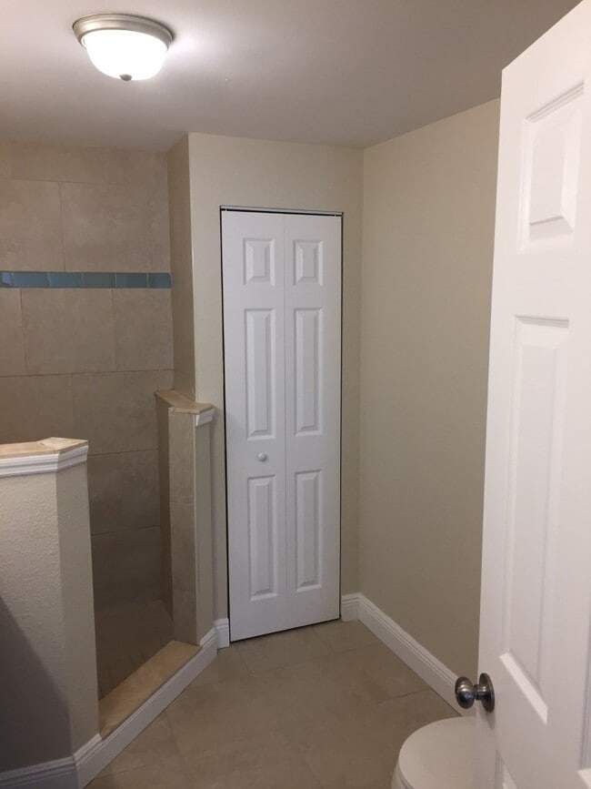 Building Photo - 3 Bedroom, 2 1/2 Bath Single Family Home With Pool