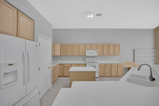 Building Photo - Spacious 4-bedroom, 3-car garage home feat...