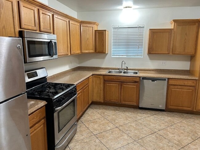 Building Photo - Spacious 3 Bedroom + Den Near Phoenix Country Club