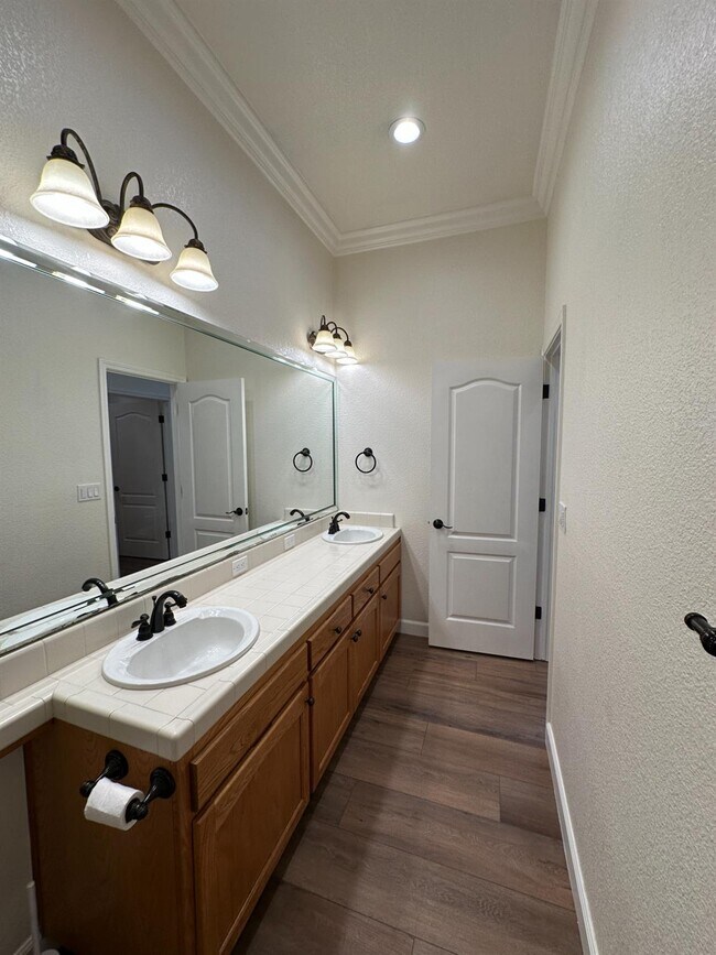 Building Photo - 7026 N Warren Ave