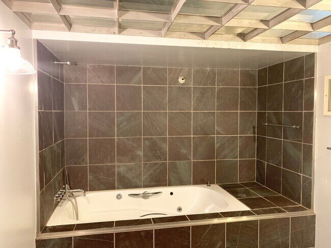 Building Photo - STUNNING LARGE CORNER LIVE/WORK 1 BED+ DEN...